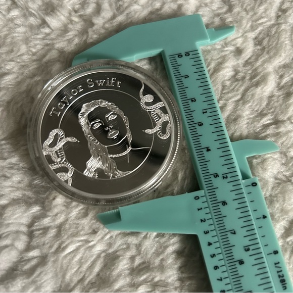 Taylor Swift Reputation Collectible Medallion Coin - Picture 7 of 7